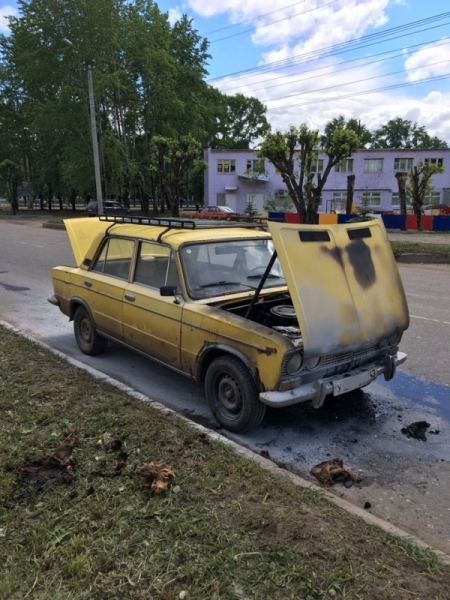 В Кирове потушили вспыхнувшие во время движения  "Жигули"